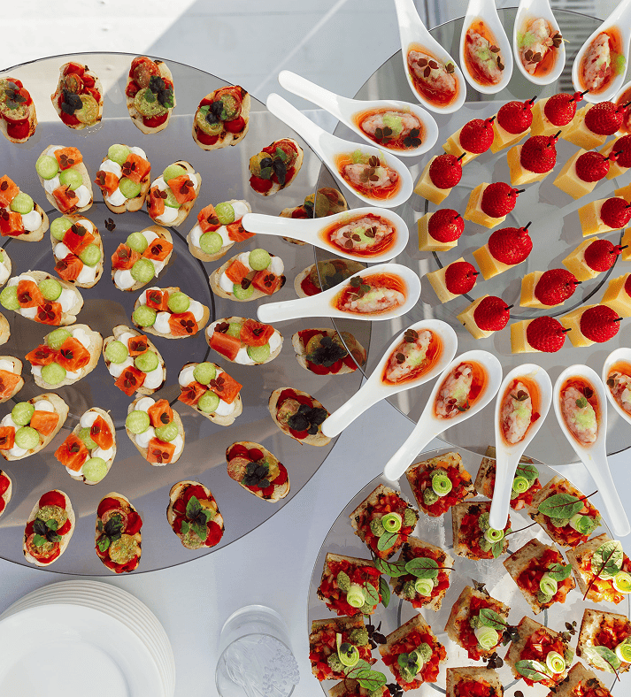 ЧТО ВХОДИТ В НАШ<br> КЕЙТЕРИНГ НА ВЕЧЕРИНКУ